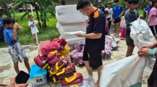 Kementerian Sosial menyalurkan bantuan logistik 1