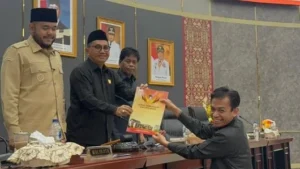Rapat Paripurna,DPRD Padang Sahkan Ranperda Pajak dan Retribusi Daerah, Seluruh Fraksi Beri Catatan Khusus 2 IMG 0301