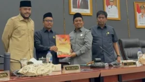 Rapat Paripurna,DPRD Padang Sahkan Ranperda Pajak dan Retribusi Daerah, Seluruh Fraksi Beri Catatan Khusus 3 IMG 0302