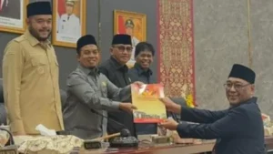 Rapat Paripurna,DPRD Padang Sahkan Ranperda Pajak dan Retribusi Daerah, Seluruh Fraksi Beri Catatan Khusus 4 IMG 0303
