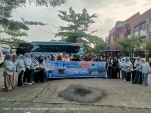 Menembus Rintik Hujan di Jam Gadang, Ketika Siswa SMP Lab UNP Berburu Percakapan dengan Turis Asing 2 f0173472 086d 423a 9057 0c6e062985fe