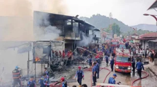 foto berita ruko bbm dan sejumlah toko dan kendaraan hangus terbakar di limau manis padang kerugian ditaksir rp3 121026105635 e1791779901272